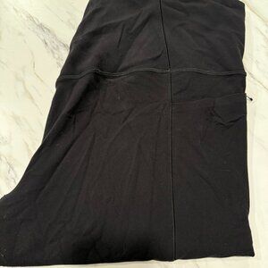 Athleta Black Salutation Stash Capri Leggings